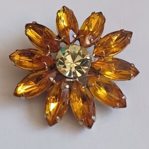 Vintage Starbust Golden Yellow Rhinestone Flower Brooch 💛💫